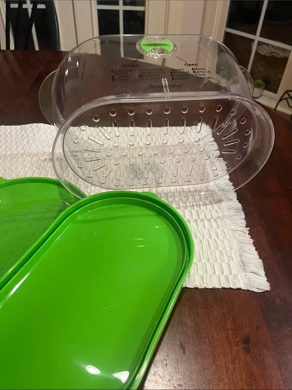 Green Produce Storage Container with Adjustable vent